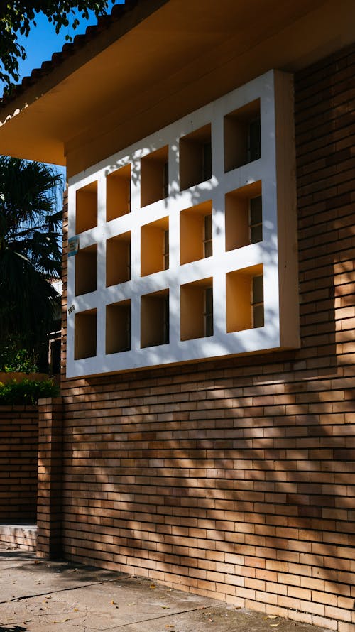 Ücretsiz Kahverengi Tuğla Bina üzerinde Beyaz Ahşap Pencere Pervazına Stok Fotoğraflar