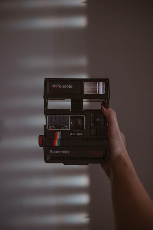 Persoon Met Zwarte Polaroid Instant Camera