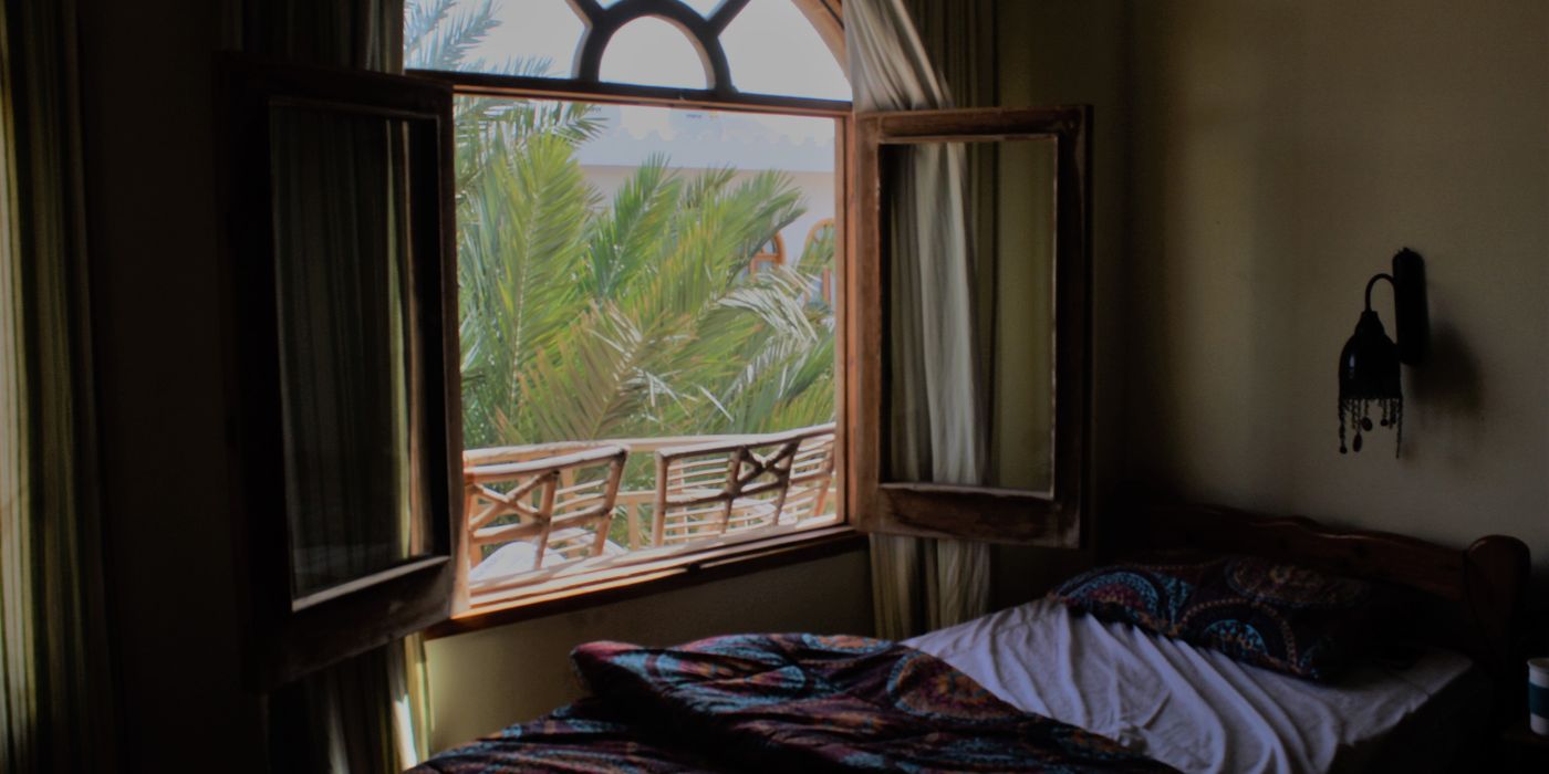 Sunlit hotel room in late morning, illustrating a free late checkout in 2026