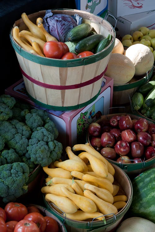 Pila Di Varietà Assortite Di Frutta E Verdura