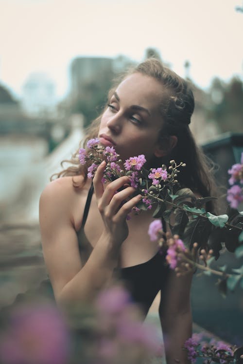 Mujer Sosteniendo Flores Rosas