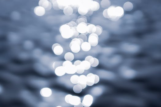 水面反射光线，形成抽象的散景，宁静安详