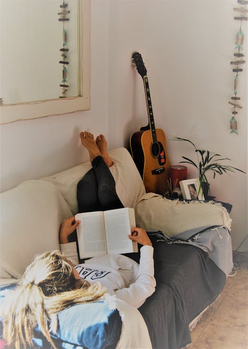 Kostnadsfri bild av bok, gitarr, inomhus