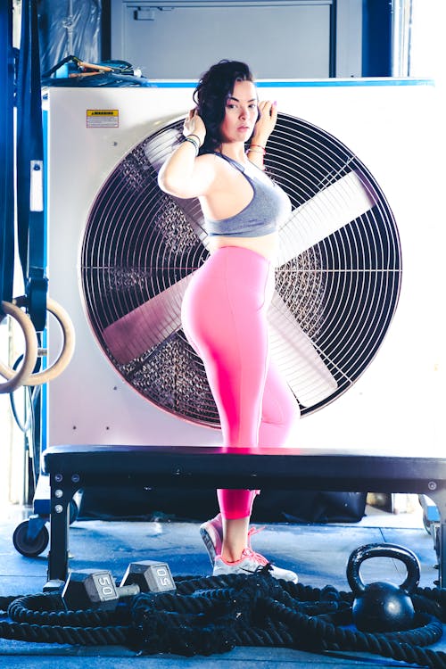 grátis Mulher Usando Sutiã Esportivo Cinza E Legging Rosa Foto profissional