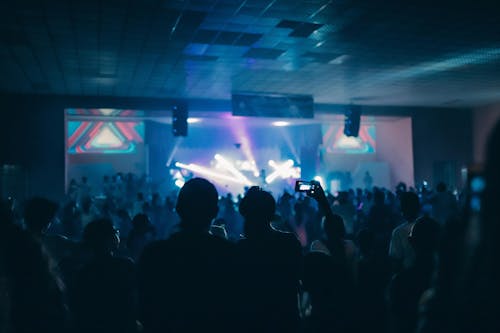 Pessoas Se Reunindo Em Uma Sala Fechada Com Luzes