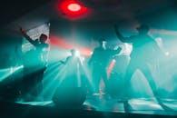 在生动的聚光灯下，表演者于动感的音乐会现场营造出充满活力的氛围