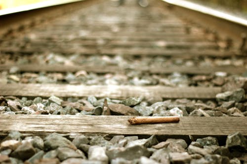 Fotos de stock gratuitas de cigarro, ferrocarril, vías del tren