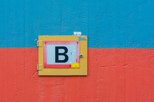 A sign with the letter b on it