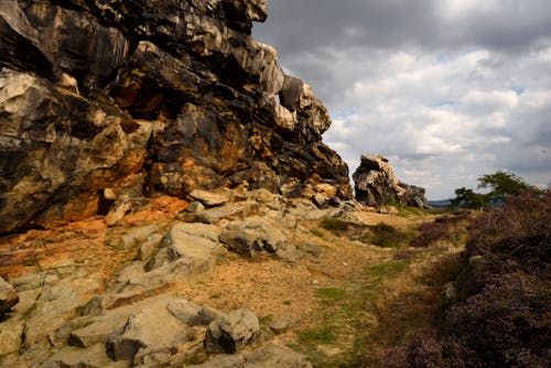 Foto profissional grátis de abismo, céu cinza, formação rochosa natural
