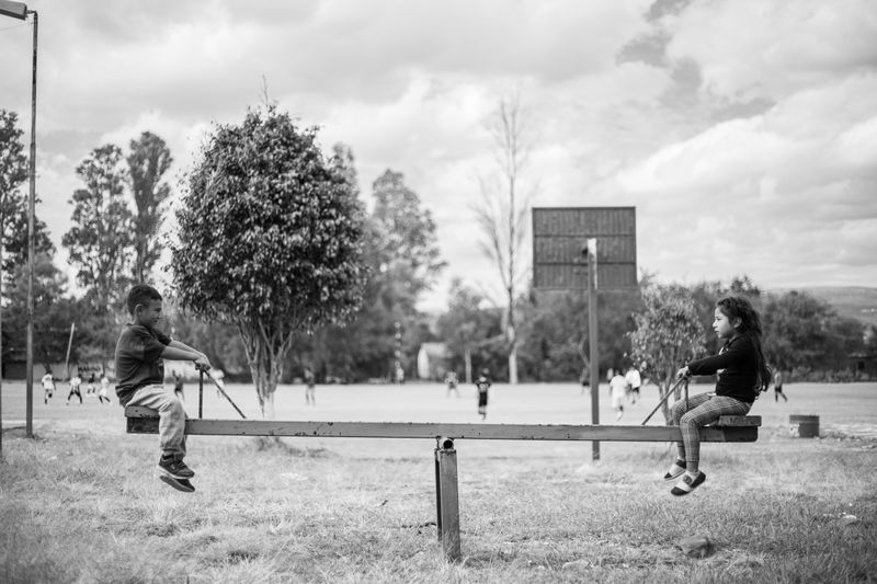 Niños mexicanos jugando en columpio