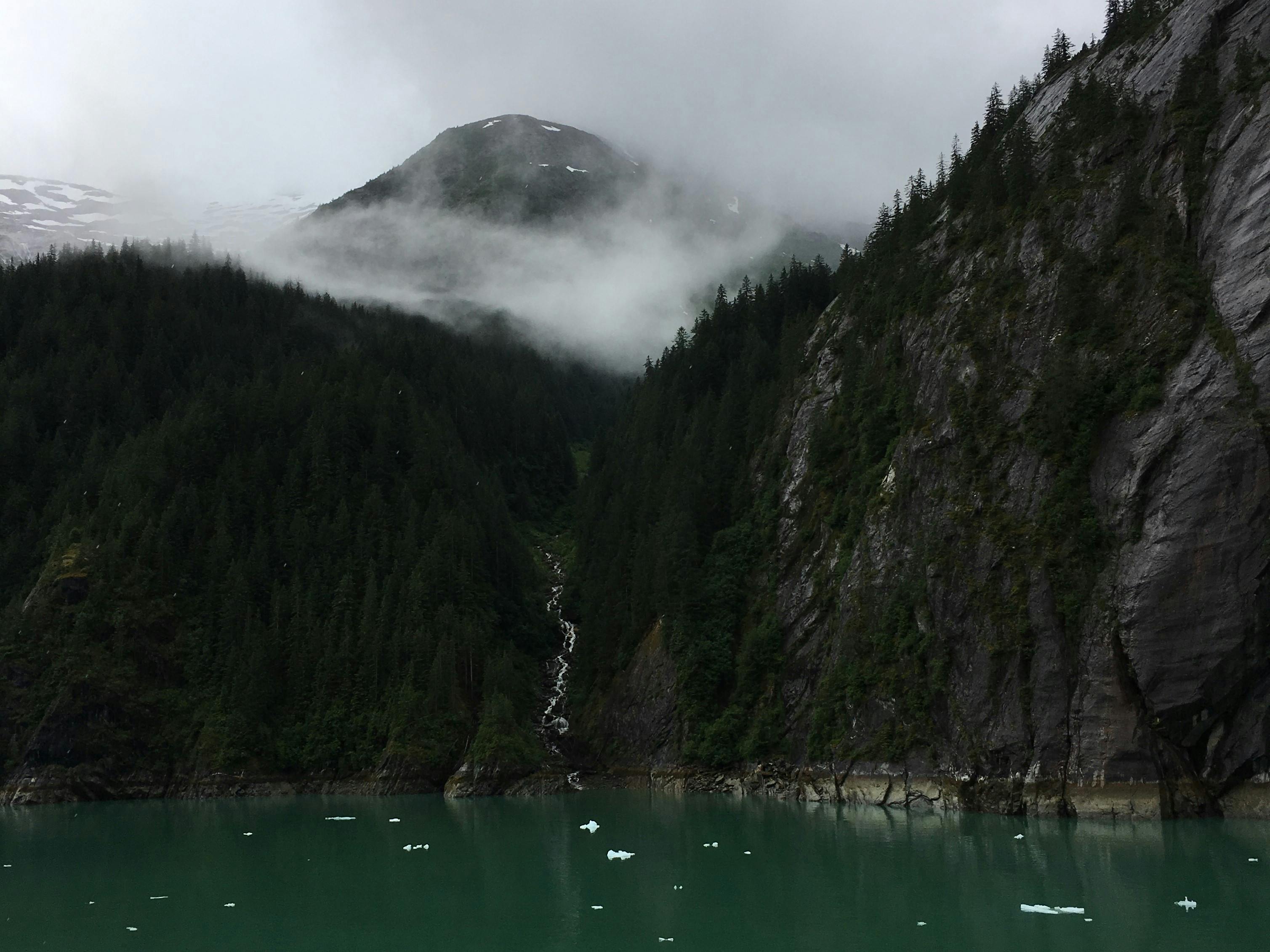 山景雾蒙蒙，瀑布与水体宁静