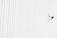 一张安装在波纹墙上的安全摄像机的简约照片，强调了隐私