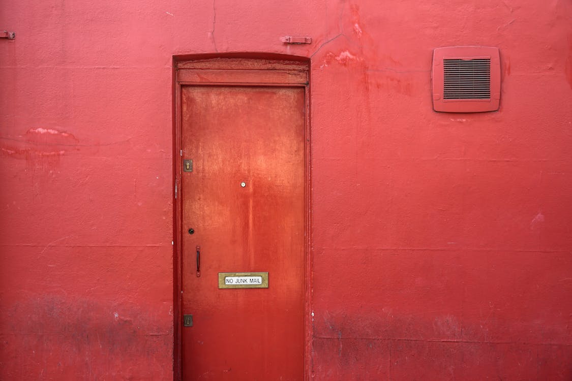 닫힌 빨간 강철 문