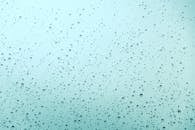 光滑的玻璃表面散布着宁静的抽象水滴，表达出宁静之感