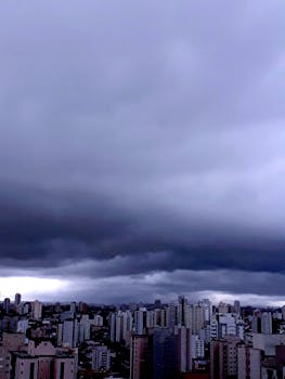 摩天大楼的全景城市景观在喜怒无常的天空下，预示着风暴即将来临