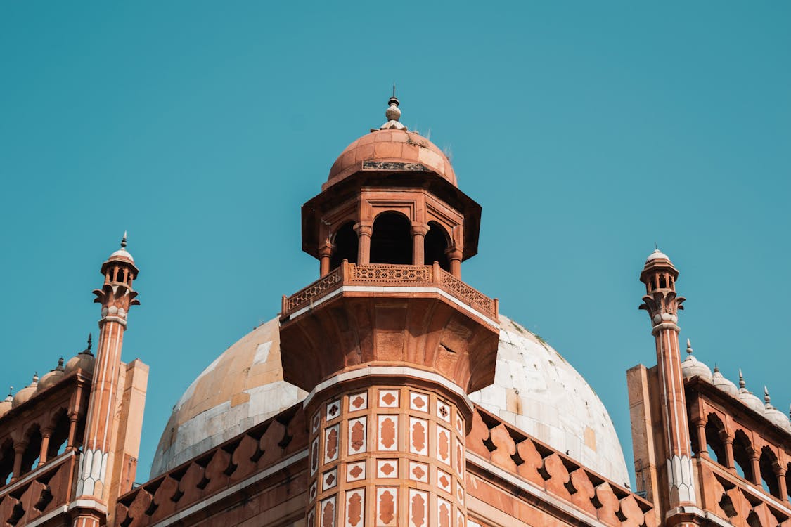 Photographie De Faible Angle De La Mosquée Brune Et Blanche Sous Le Ciel Bleu