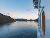 在新西兰迷人的水域，体验宁静的帆船之旅，欣赏郁郁葱葱的风景和宁静的日出