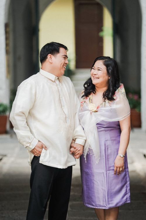 Free Joyful couple in traditional Filipino attire, holding hands and smiling warmly. Stock Photo