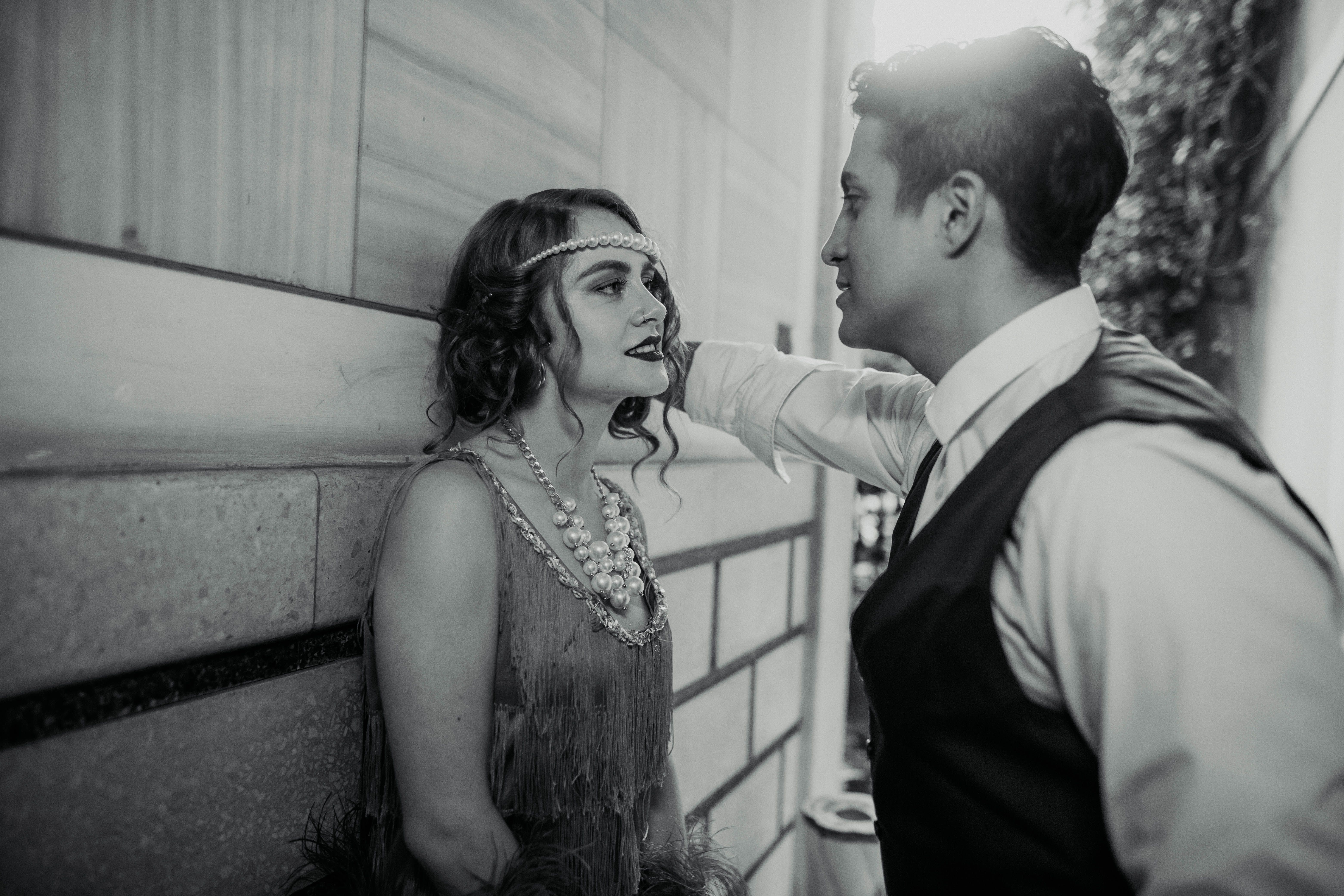 Romantic 1920s couple in love, Buenos Aires setting, black and white.