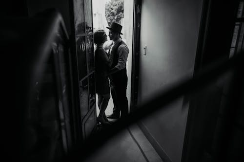 Fotos de stock gratuitas de besando, black and white, blanco y negro