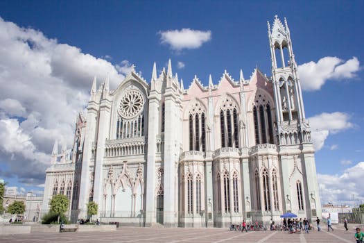 Stunning Gothic cathedral facade in León, Mexico showcasing intricate architecture against a blue sky.