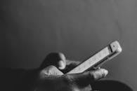 智能手机显示单色图像，强调现代技术