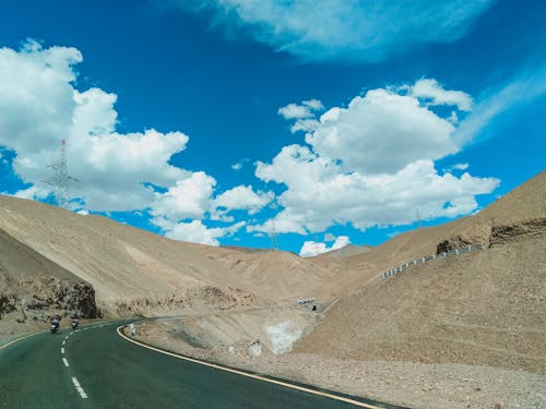 Foto profissional grátis de acima das nuvens, céu azul, estrada