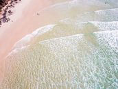 彩虹海滩的无人机拍摄展示了其宁静的海岸线和海浪