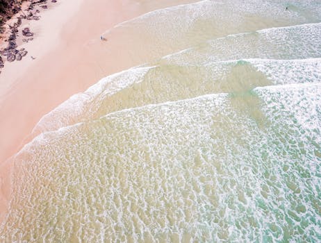 彩虹海滩的无人机拍摄展示了其宁静的海岸线和海浪