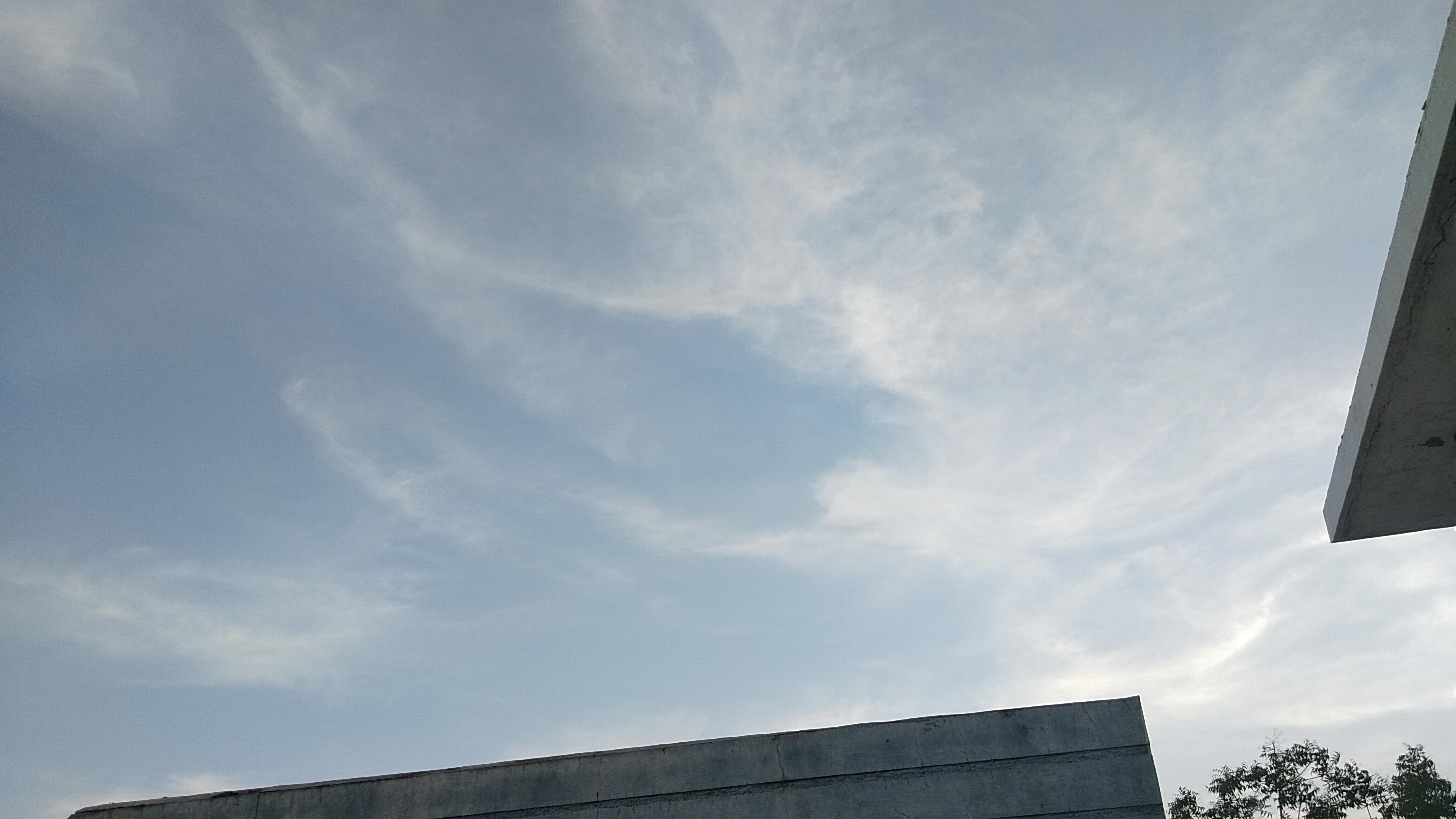 자동차 사고 수리 중인 차량 이미지