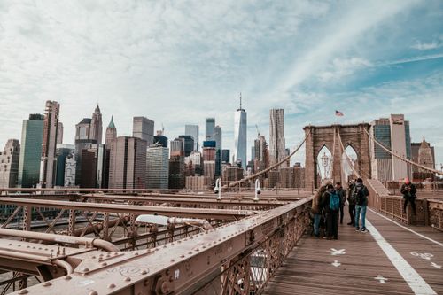 Free Explore the iconic Brooklyn Bridge with a breathtaking view of New York City's skyline. Perfect for urban travel enthusiasts. Stock Photo