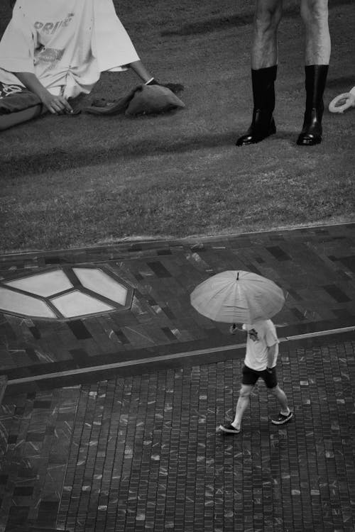 Fotobanka s bezplatnými fotkami na tému chlapec, dážď, dáždnik