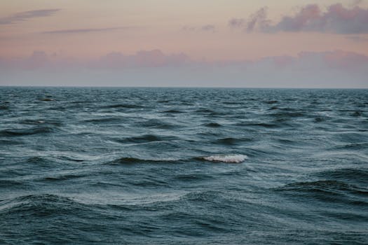 日落时分，宁静的海浪在安详的天空下，展现着自然的平和