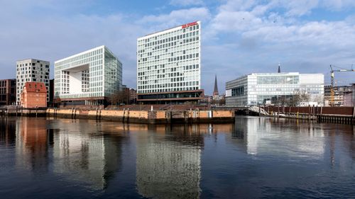 Free Contemporary waterfront architecture in Hamburg with reflective water views. Stock Photo