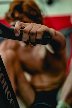 一个男人光着膀子在室内剧烈运动的特写