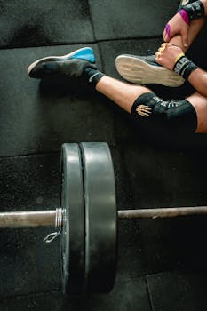 健身房运动员的特写，聚焦于健身和力量训练