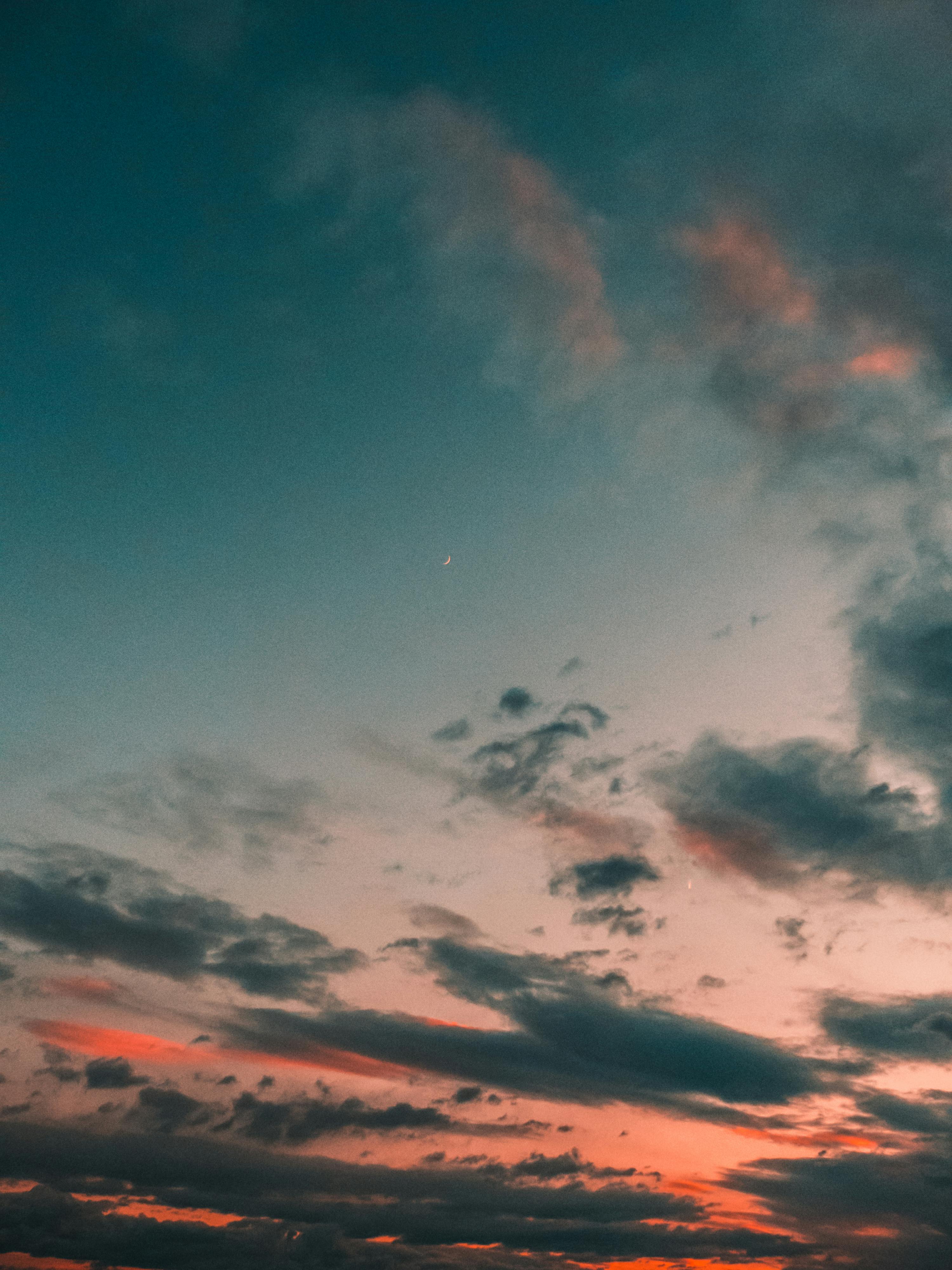 克罗地亚伊斯特拉上空，日落时分的天空云层绚丽，色彩鲜艳，令人叹为观止