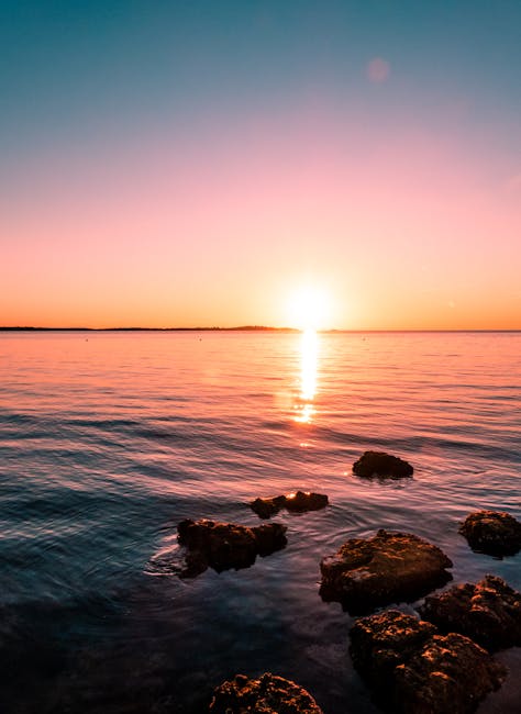 Zachod slonca nad wybrzezem Istrii z widokiem na skalisty brzeg i Adriatyk