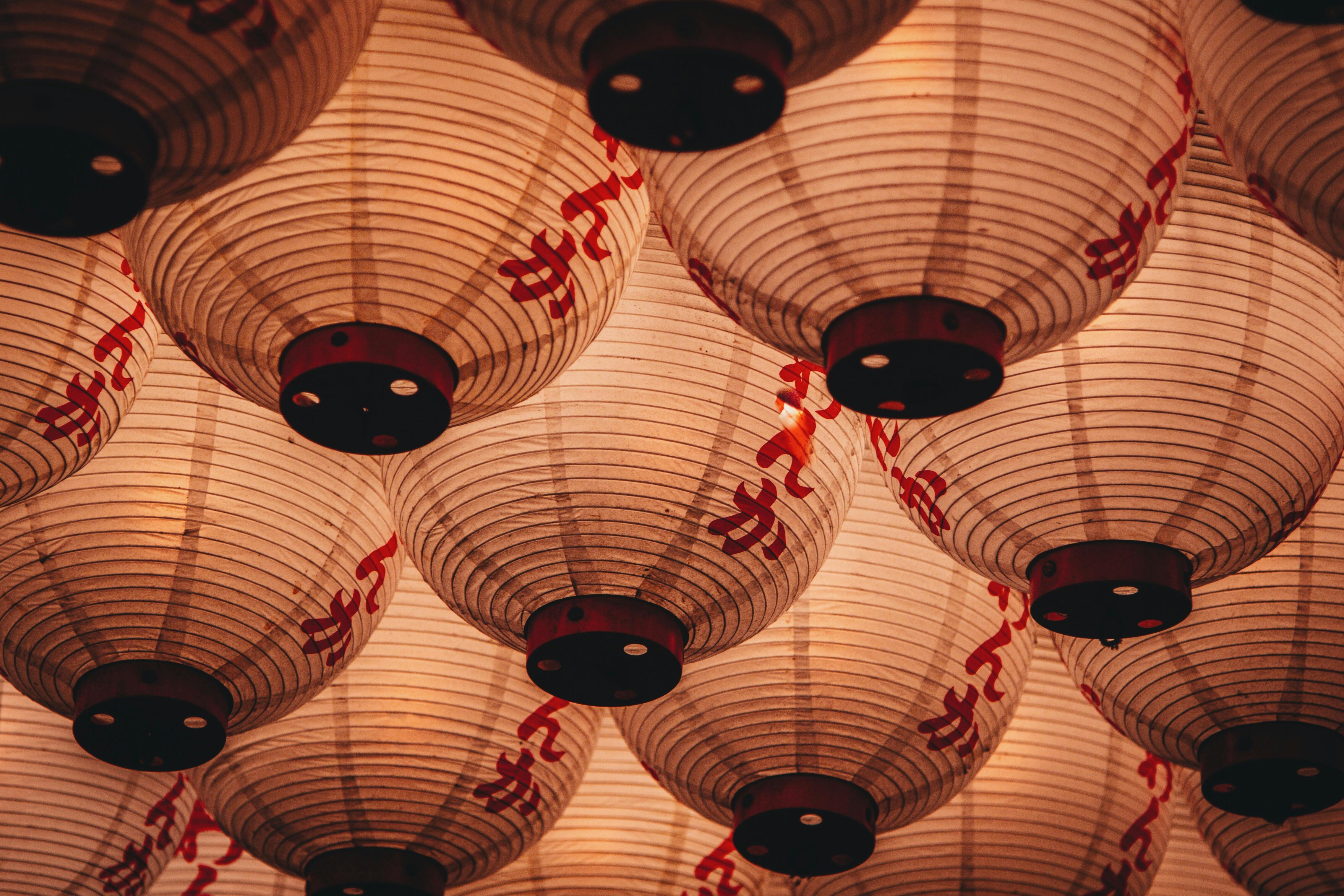 Kostenloses Foto zum Thema: beleuchtet, beleuchtung, chinesische laternen