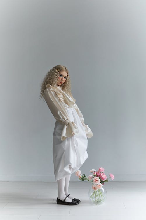 Бесплатное стоковое фото с белое платье, белый фон, блондинка