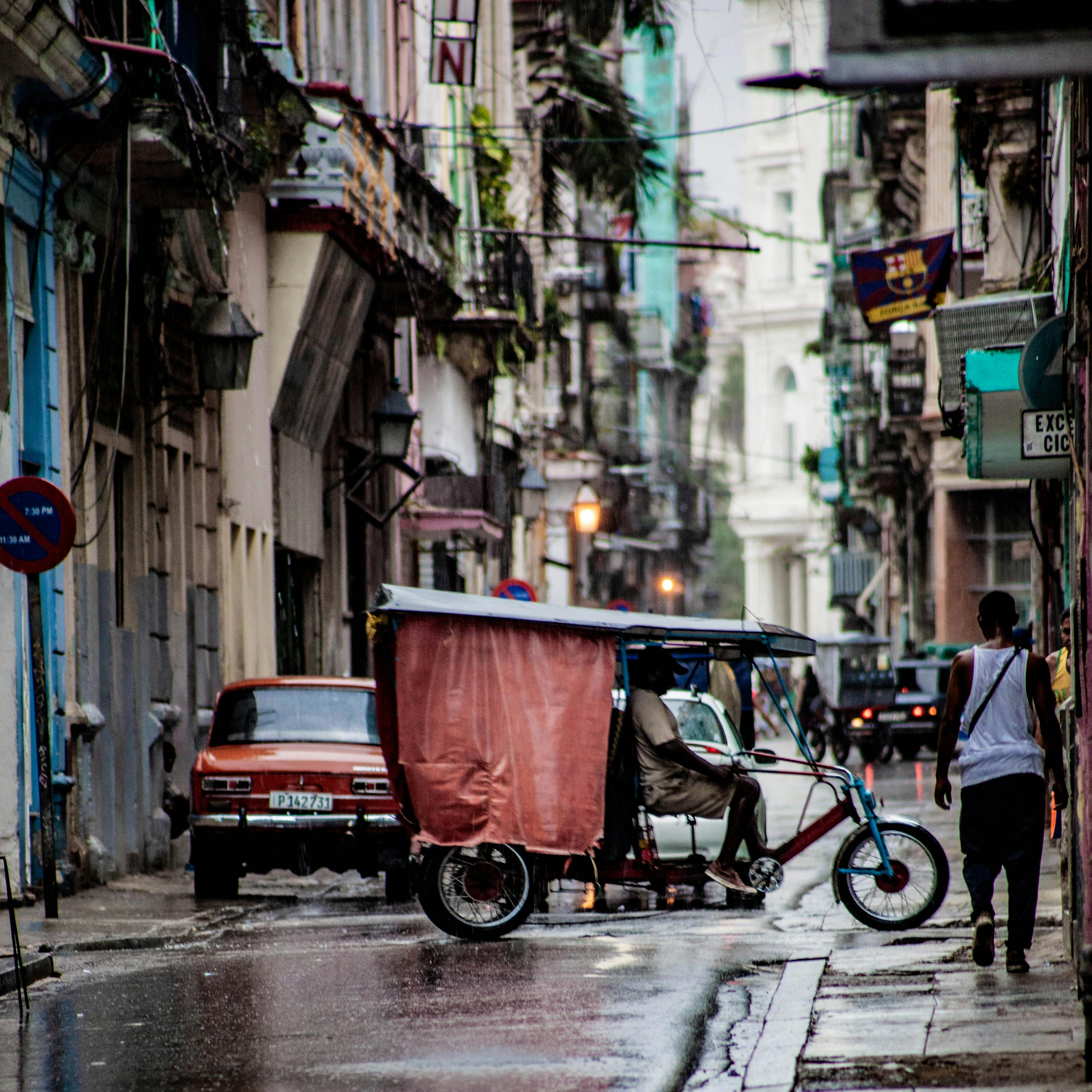 Road works havana hi-res stock photography and images - Alamy