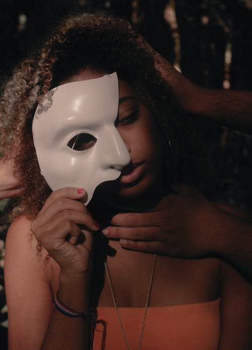 無料 ハーフフェイスマスクを着用しようとしている女性 写真素材