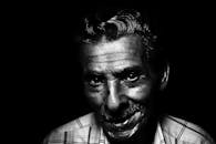 黑白特写肖像捕捉了老人的表情