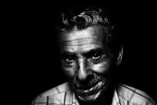 黑白特写肖像捕捉了老人的表情