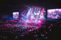 现场音乐会丰富多彩，灯光充满活力，人群热情洋溢，舞台表演精彩纷呈