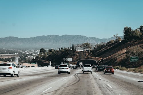 Kostnadsfri bild av asfalt, berg, bilar