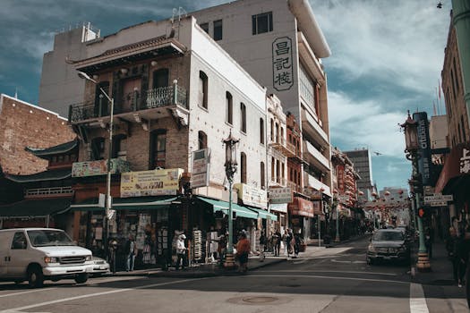 旧金山唐人街的街景充满活力，商店林立，人流如织，历史建筑随处可见