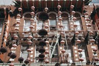 旧金山唐人街的建筑立面上挂着装饰灯笼