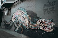 旧金山建筑外墙上的一幅彩色街头艺术壁画描绘了一条龙