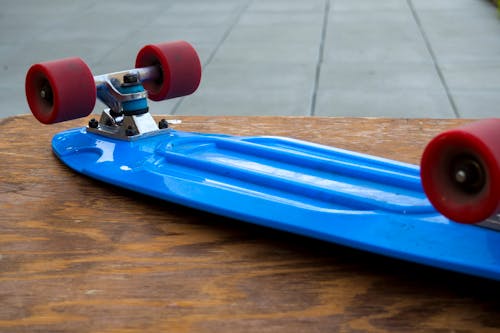 Blue Penny Board Na Mesa De Madeira